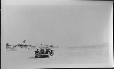 1930 STARY SAMOCHÓD NA PUSTEJ ATLANTYCKIEJ PLAŻY FLORIDA KODATON ZDJĘCIE