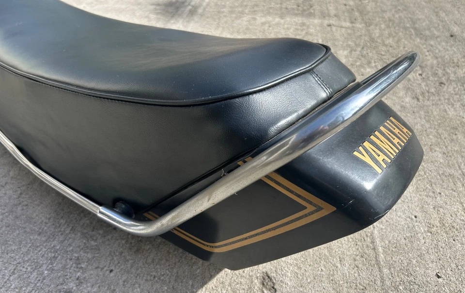 Yamaha XS500 мотоциклетное сиденье с струнодержателем, очень хорошее б/у состояние товара! - Изображение 2 из 4