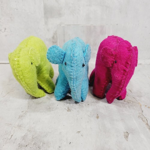 Juego de 3 elefantes de fieltro de colores brillantes - Azul Verde Rosa. Amantes de los animales. - Imagen 5 de 8