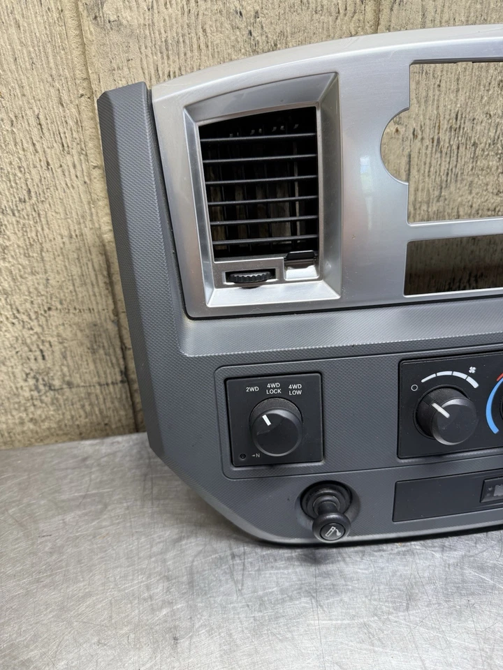 Dodge Ram 3500 Cummins 2007-2008 radio bisel con control de clima e interruptores OEM Foto 2 de 4