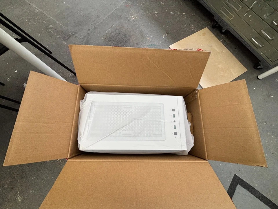 Computer case - Image 2 of 4