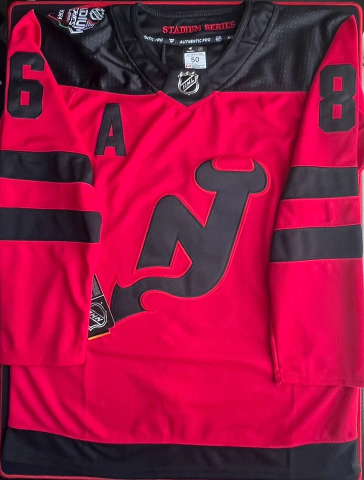 Camiseta roja New Jersey Devils #86 Jack Hughes 2024 Hockey Stadium Series 2XL Foto 2 de 4