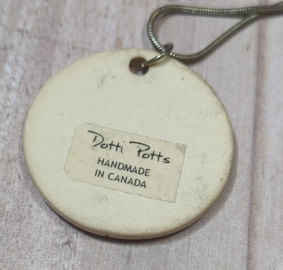 Collar colgante de cerámica Dotti Potts hecho a mano en árbol de Canadá en campo  Foto 3 de 3