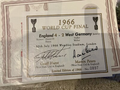 WM 1966 Sieger Champagner Etikett signiert Geoff Hurst & Martin Peters COA