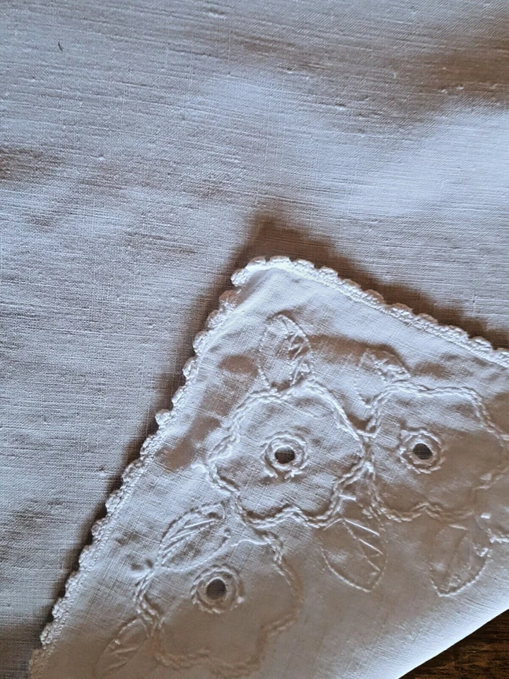 Napperon ancien en coton brodé . 50 cm x 40 cm - Photo 4/4