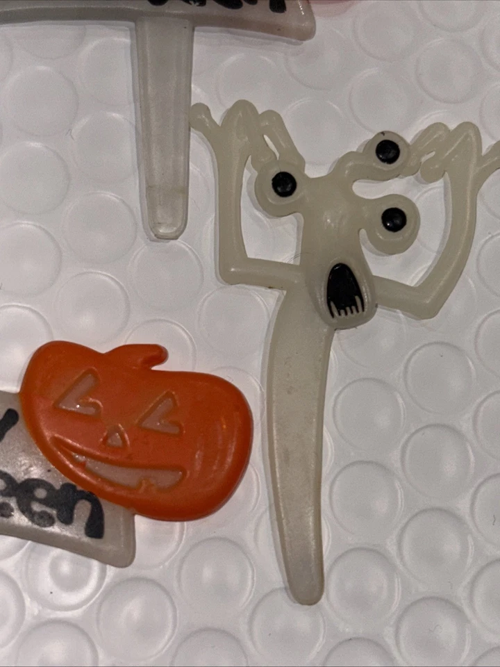 12 Vintage Halloween Cupcake Cake Toppers - Aliens Ghosts - Image 3 of 4