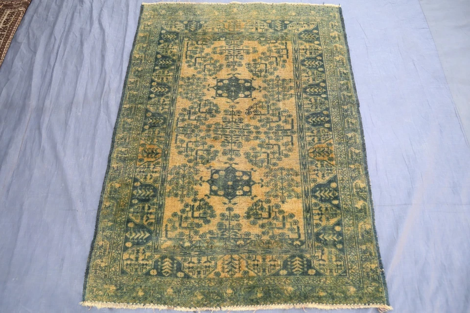 Alfombra afgana Khal Muhammadi Bukhara dorada de 3'4x4'8 pies, alfombra de lana hecha a mano de pelo bajo Foto 2 de 4