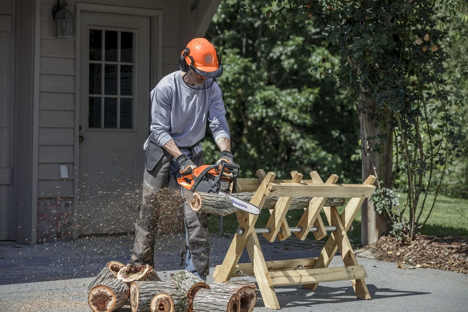 Motosierra de gas Husqvarna 130, 38 cc 2 CV, motor X-Torq de 2 ciclos, motosierra de 16 pulgadas Foto 4 de 4