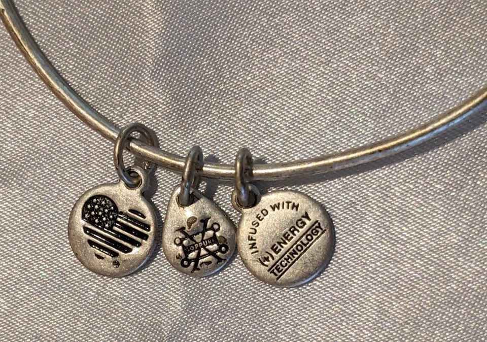 Pulseira ALEX AND ANI Harry Potter plataforma 9 3/4 dois tons ajustável em excelente estado usado - Imagem 3 de 4