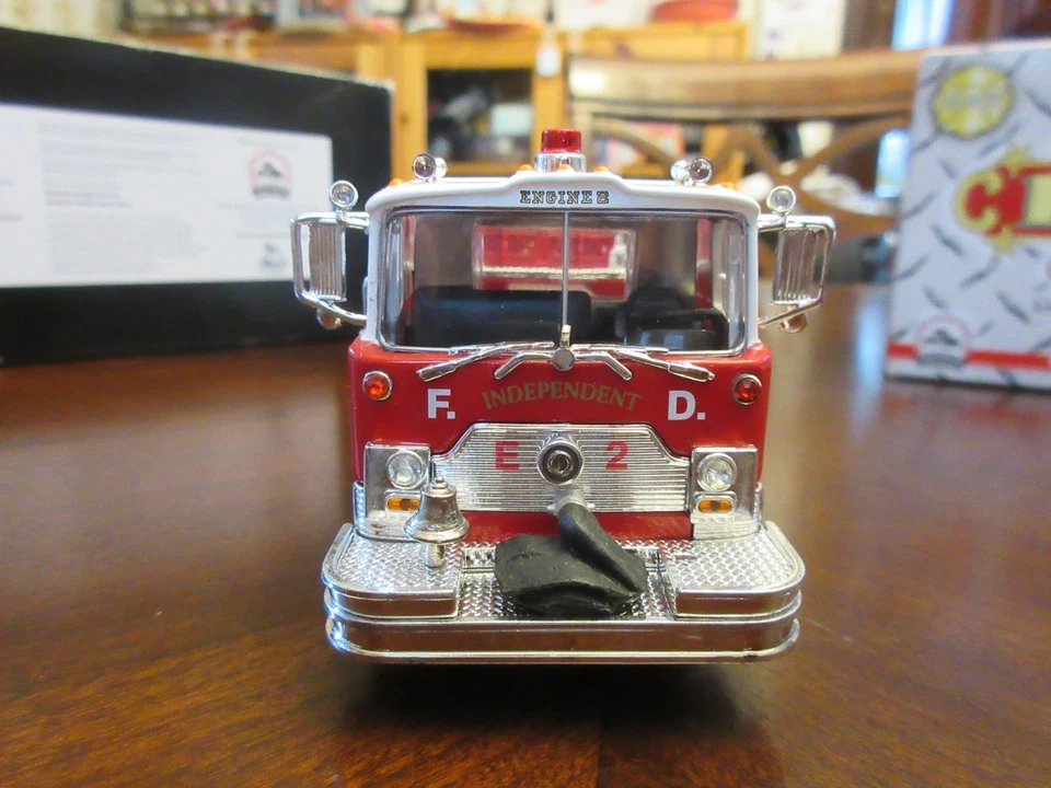 1:50 Corgi 1970 Mack CF Pumper Fire Truck Independent F.D. - Image 4 of 4