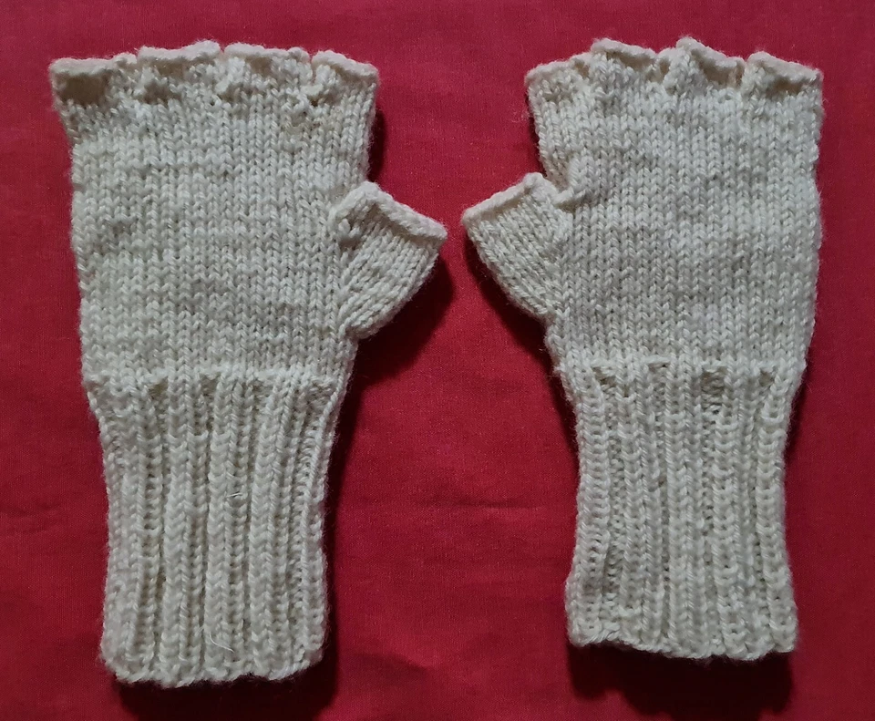 GUANTES VINTAGE HECHOS A MANO DIRNDL TRAHTEN TIROLEAN FOLCLORE ARTE LANA BLANCA TEJIDA Foto 2 de 4