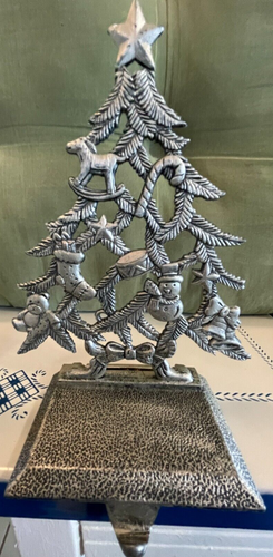 Lote de 2 perchas de medias de árbol de Navidad con cuerno soplador de ángel de peltre vintage - Imagen 3 de 9