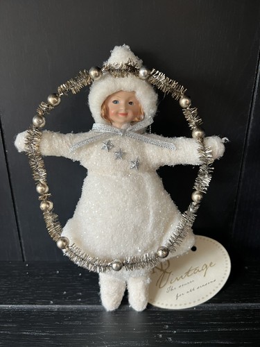 Weihnachten Schnee Mädchen hält Gold/Silber Girlande mit Etikett KD Vintage 7" hoch
