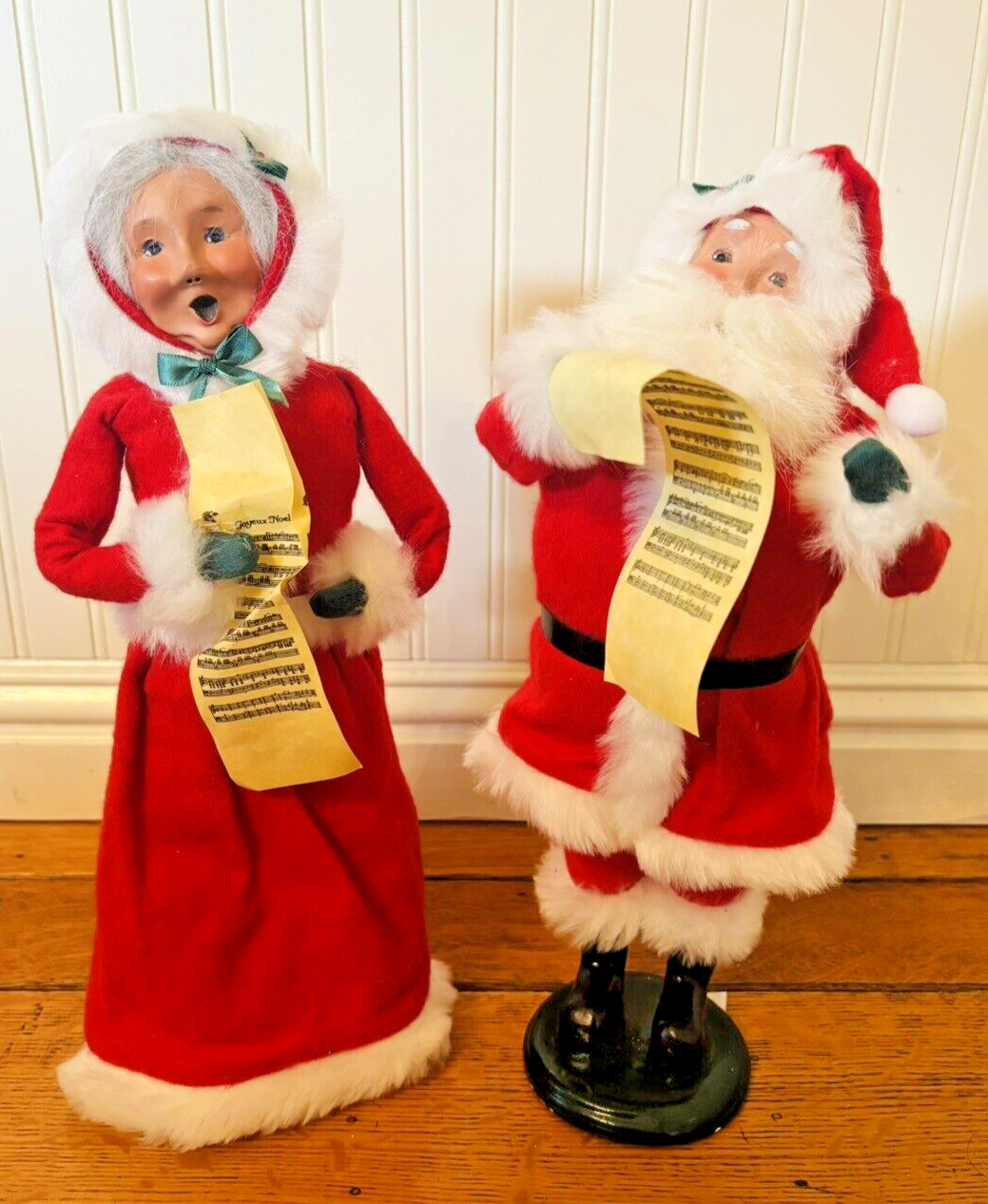 Set of 2 Byers Choice Santa & Mrs Claus Carolers 2010 Music Song Sheet 12.5
