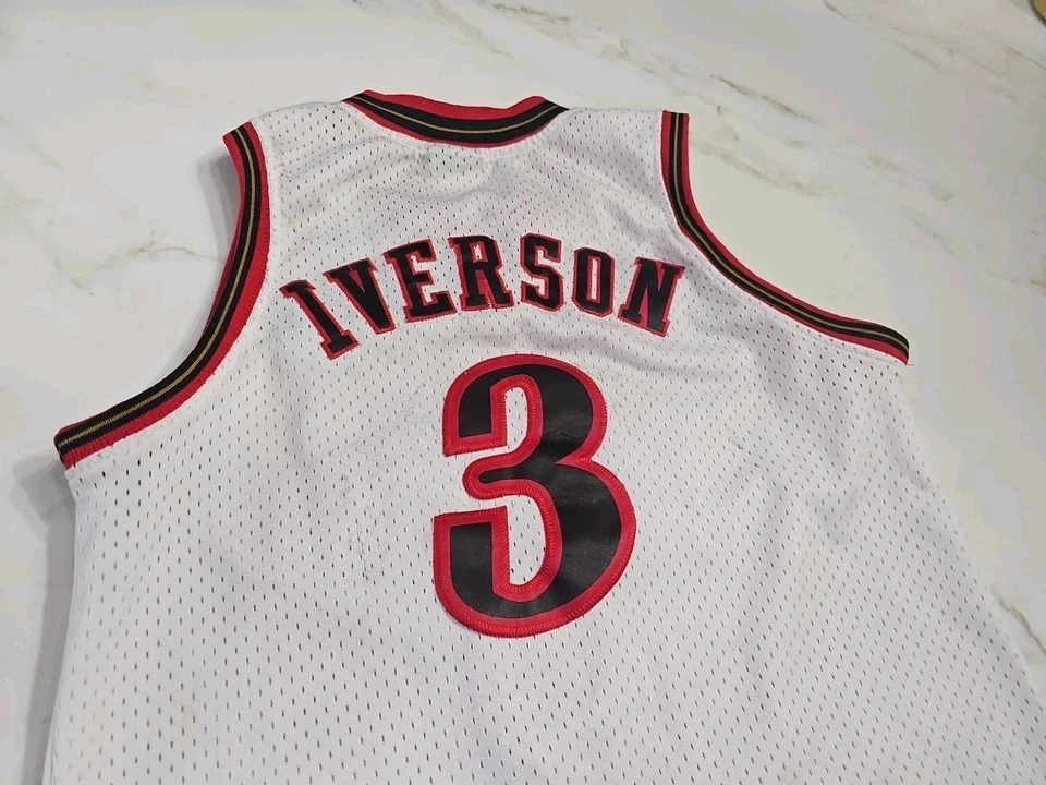 Camiseta Nike Team Allen Iverson Philadelphia 76ers branca tamanho juvenil pequena - Imagem 4 de 4