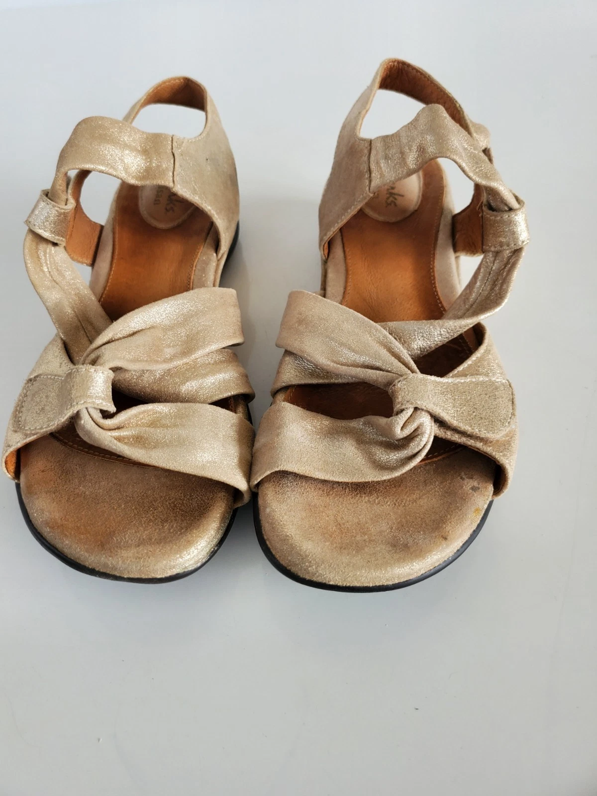 Sandali casual Clarks Collection bronzo con cinturino taglia 7M scarpe punta aperta metallizzate