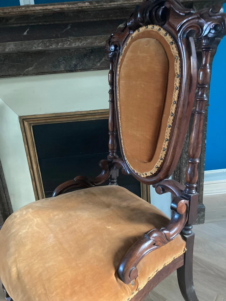 Antigua silla tocador victoriana tallada en nogal Foto 3 de 4