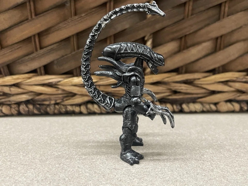 Mini boneco de ação MEGA CONSTRUX HEROES SERIES 1 ALIENS XENOMORPH preto - Imagem 2 de 4