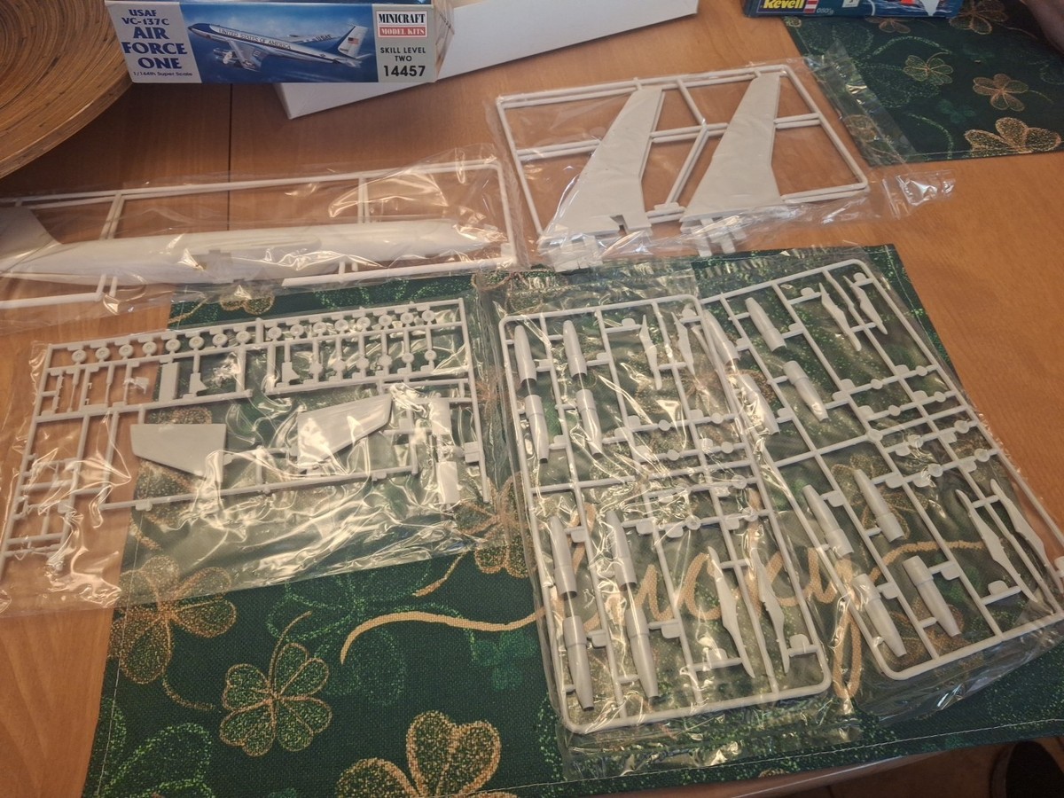 Minicraft 14457 Air Force One Boeing 707 USAF Vc-137c 1/144 Scale