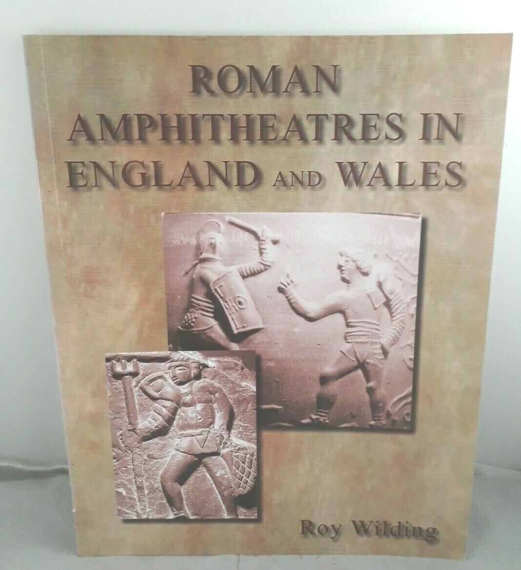Roman Amphitheatres in England and Wales  Roy Wilding,  Paperback