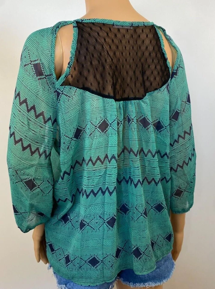 Blusa Soprano Talla L Verde Transparente Top Geométrica Manga 3/4 Top Hombros Recortados Foto 4 de 4