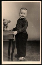 Fotografie glücklicher Knabe mit Teddybär, Teddy, Teddybear 