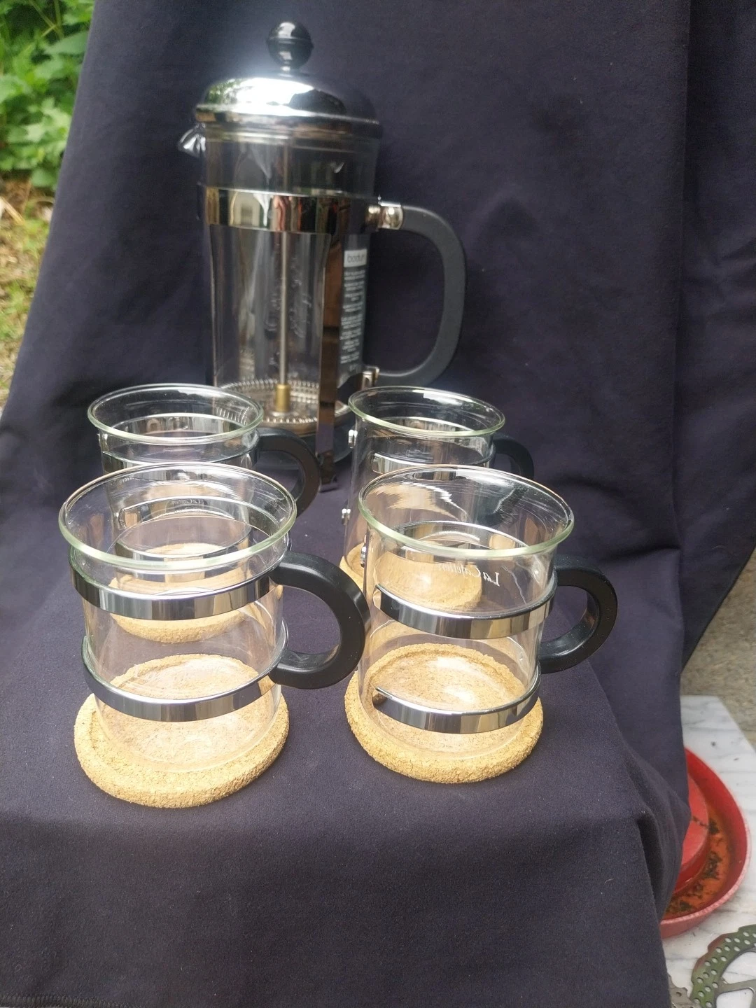 Bodum Cafetiere 1 Litre silver and black with 4 matching cups