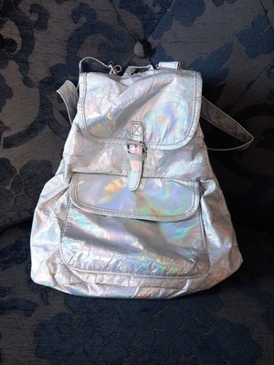 Silber Metallischer Rucksack hat hier und da etwas Abblättern bis zur Metallbeschichtung