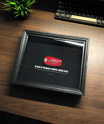 Ferrari Schlüsselanhänger von FramedCash | Bei Erfolg über Nacht | 25x20 cm