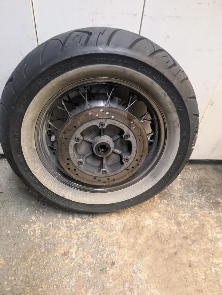 Llanta trasera Honda Shadow Aero 1100 VT1100C2 1996 con neumático de pared blanco y rotor Foto 2 de 4