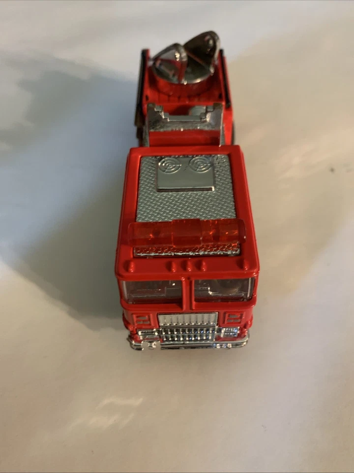 Красная пожарная машина Schylling, сделано в Китае *отсутствует лестница* 5 дюймов - Изображение 3 из 4