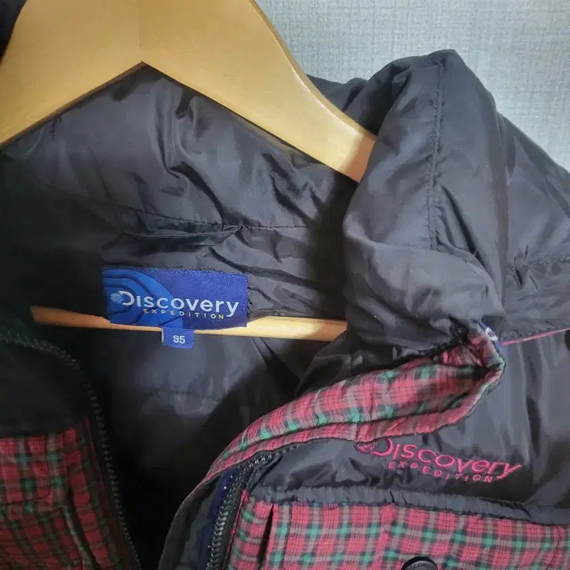 Discovery Checked Pattern Hooded Puffer Vest - image 3