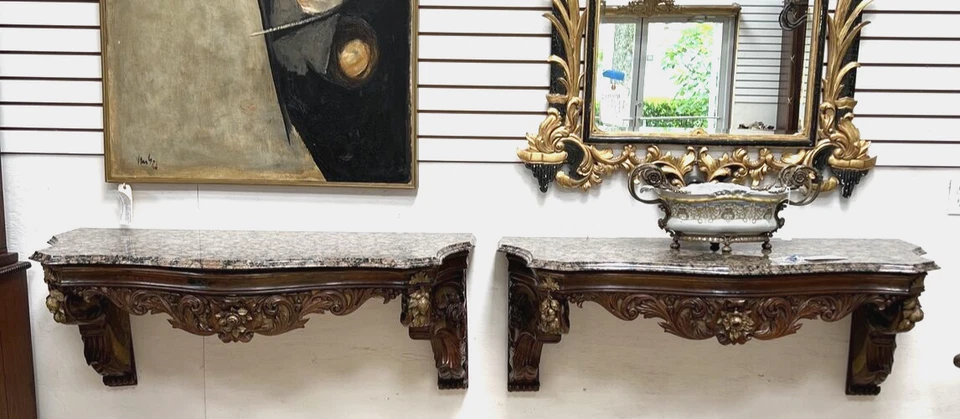 Par de consoles franceses rococó esculpidos em nogueira dourada 47” prateleira para janela - Imagem 2 de 4