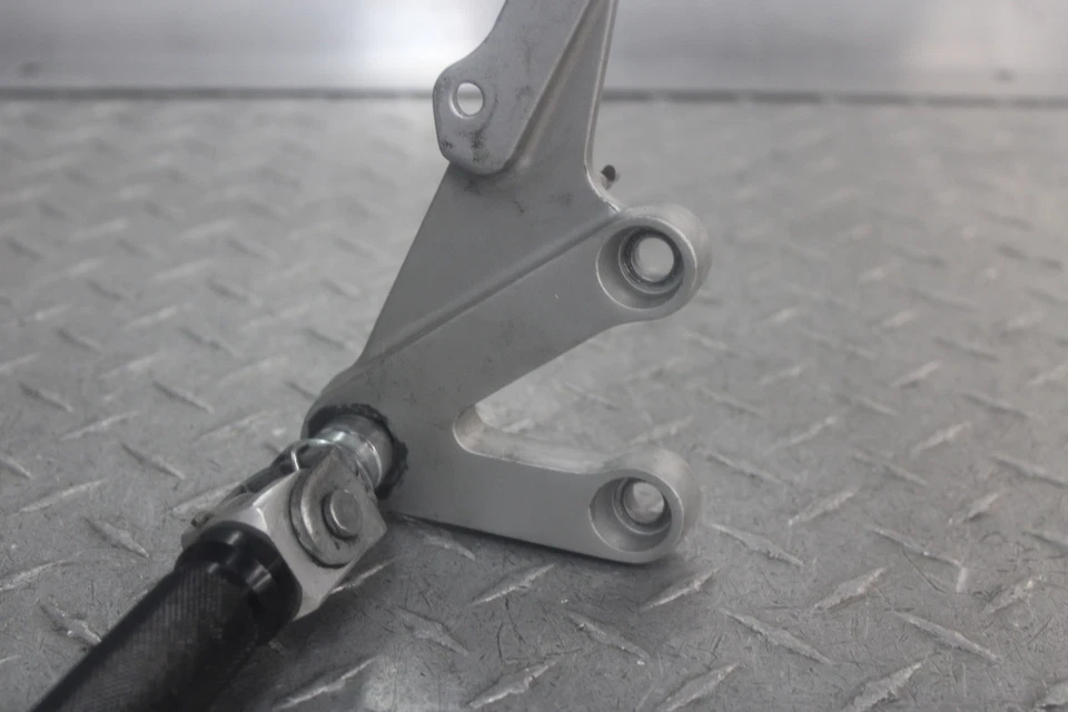 Suzuki GSXR750 2003 reposapiés delantero derecho estribo 43511-35F00 Foto 3 de 4