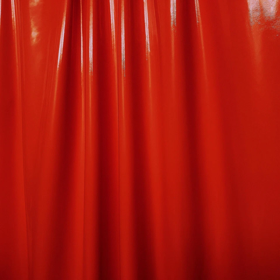 Tecido de látex imitação vermelho rico – aparência líquida brilhante com elástico de 4 vias - Imagem 3 de 4