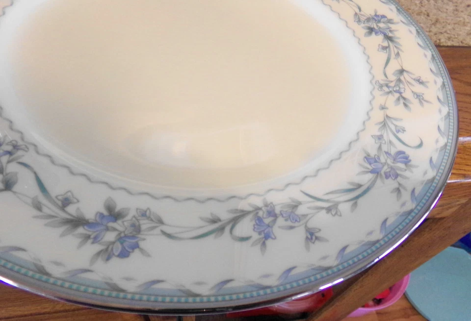 4 platos de ensalada Noritake Bone China Williamston 9768 8 3/8" usados en excelente estado ¡Más disponibles! Foto 3 de 4