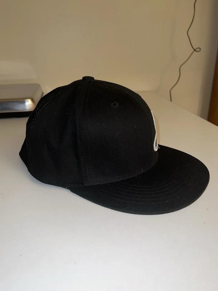 De colección Sean John Sombrero Para Hombre Negro Spellout Ajustado P Diddy Peines y2k Talla 7 3/8 Foto 2 de 3