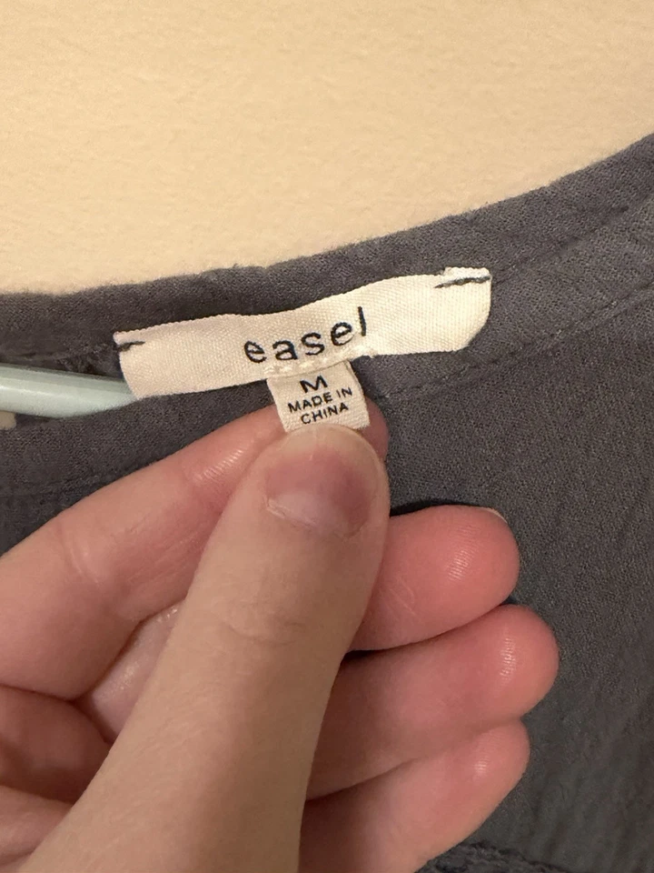 Blusa caballete azul grisáceo mezcla algodón con canesú fruncido y mangas campana. Foto 2 de 3