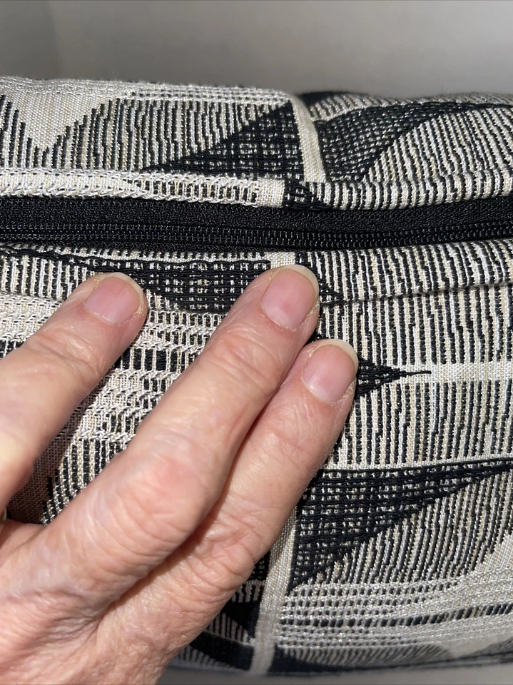 Almohada Contemporánea Gris Blanco Negro Geométrica Con Cremallera Para Limpiar 20 X 20 Foto 3 de 4