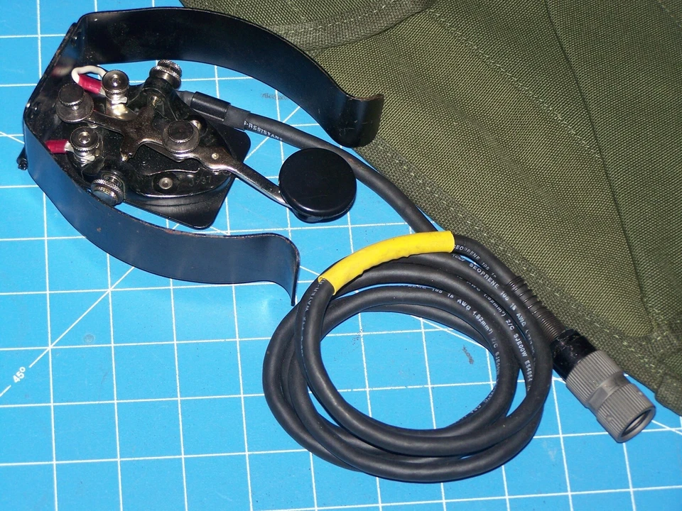 J37 Telegraph Key KY116/U Harris J45 Knee Mount HAM U229 Plug + PRC 77 Case - Image 3 of 4