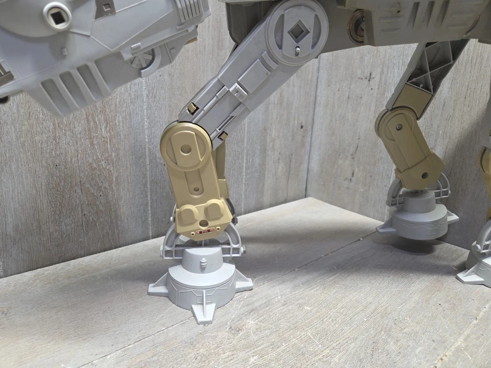 Juguete de colección AT-AT Star Wars como faltan piezas. Foto 4 de 4