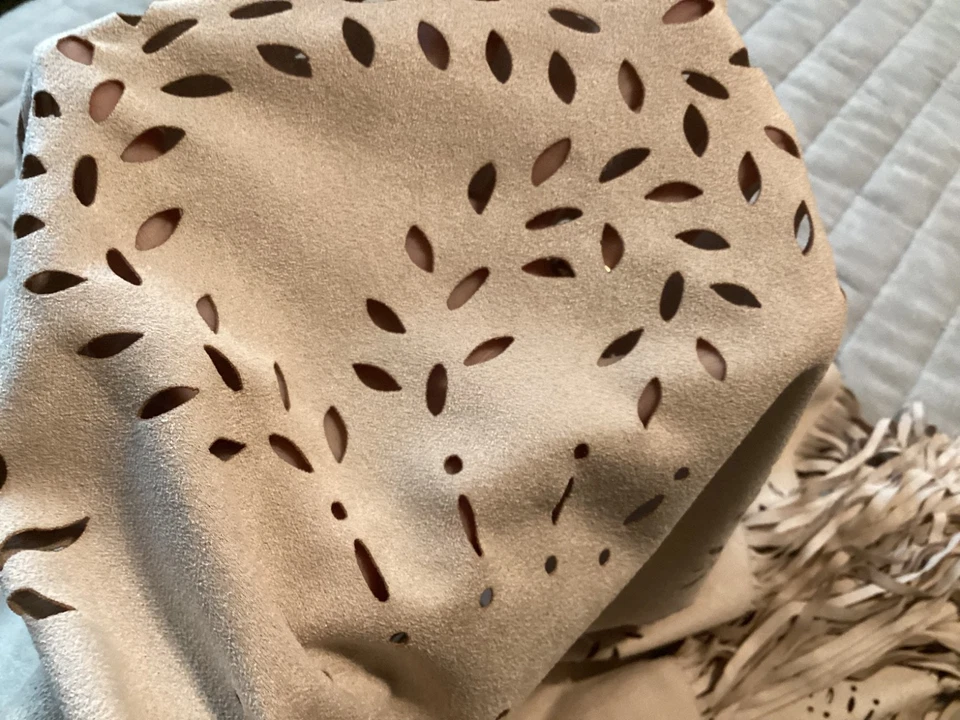 BCBGeneration chal envolvente de flecos de gamuza sintética tostado corte lazer boho occidental talla única Foto 3 de 4