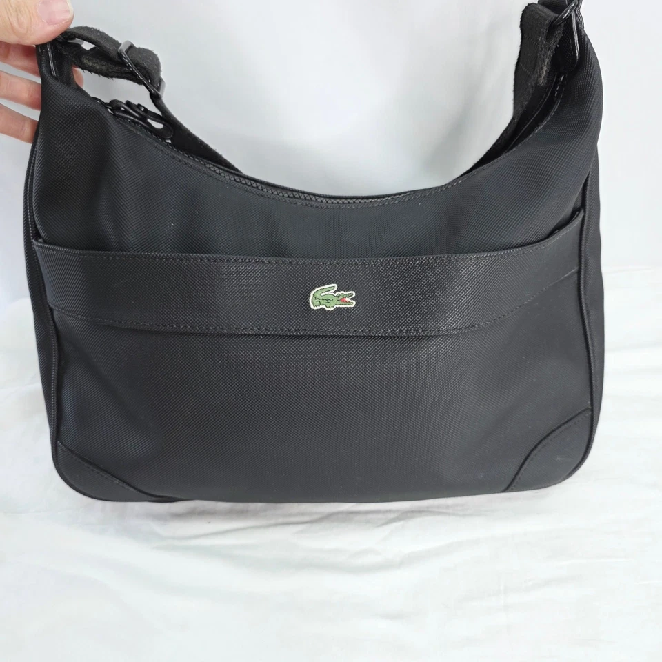 Bolso de hombro cruzado Lacoste negro para mujer ajustable forrado con correa cremallera superior Foto 3 de 4