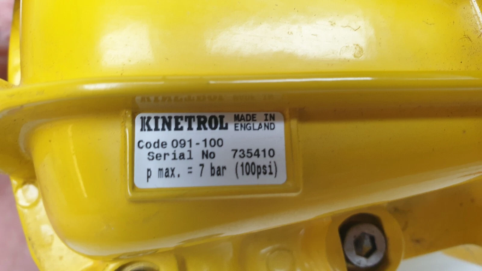 Kinetrol nameplate: Code 091-100, Serial No 735410, p max 7 bar (100psi), made in England