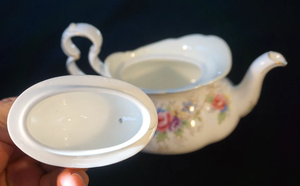 Beautiful Royal Albert Colleen 5 Cup Teapot - Image 3 of 4