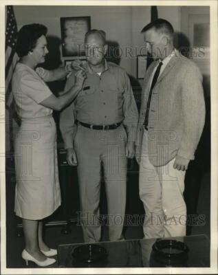 1960 Press Photo Promotional ceremony for Lt. Colonel Richard V. Hale