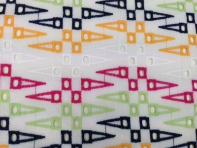 Meterw, ab 0,5m: BW-Batist m farbiger Lochstickerei 145 cm