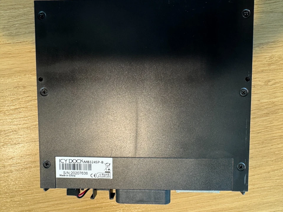 ICY DOCK ExpressCage MB324SP-B – Cage Hot-Swap 4×2.5" SATA/SAS per bay 5,25" - Immagine 3 di 4