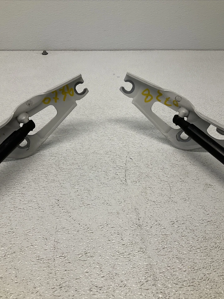 2011 BMW M3 Trunk Struts & Hinges, 28I Convertible, Pair. - Изображение 2 из 4