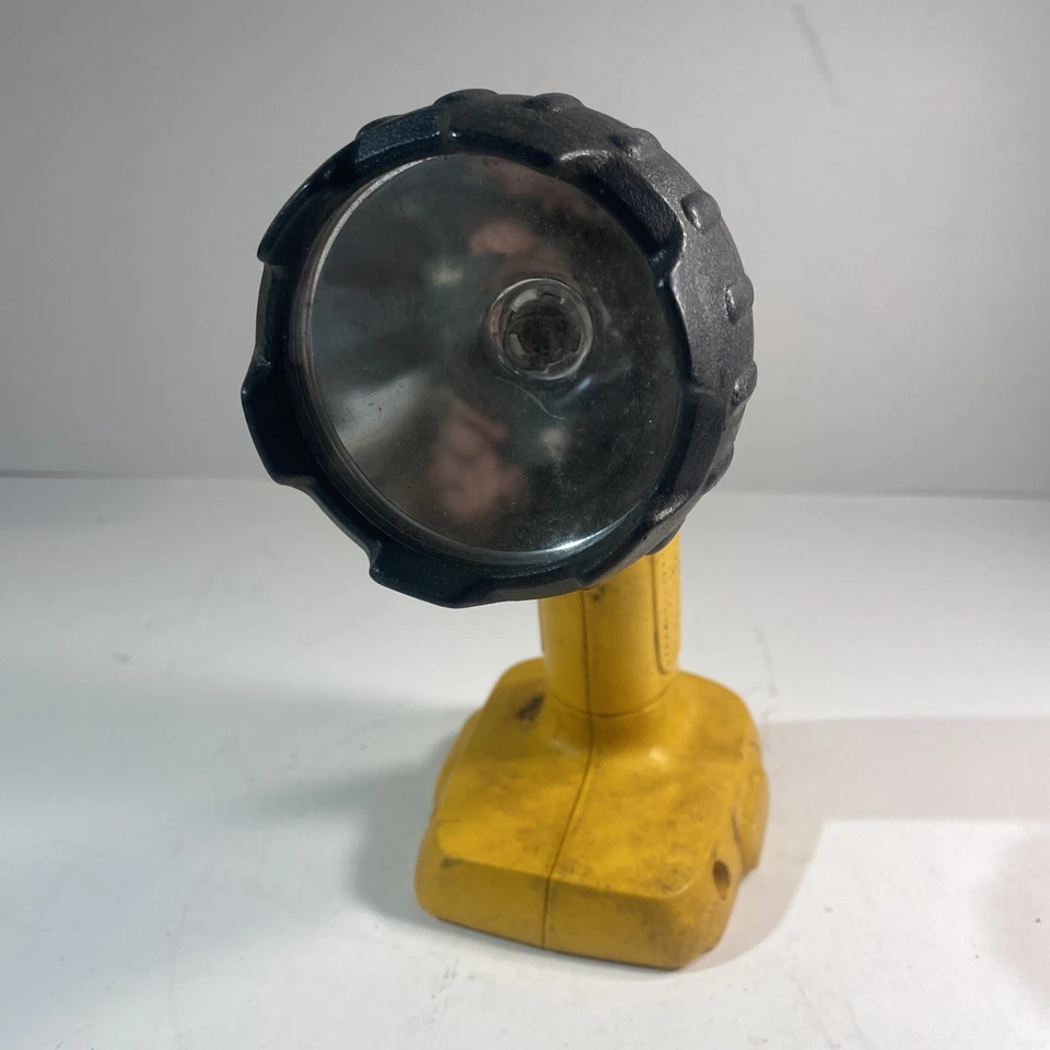 DEWALT DW908 18-Volt NiCd Pivoting Head Cordless Flashlight - Yellow - Image 4 of 4